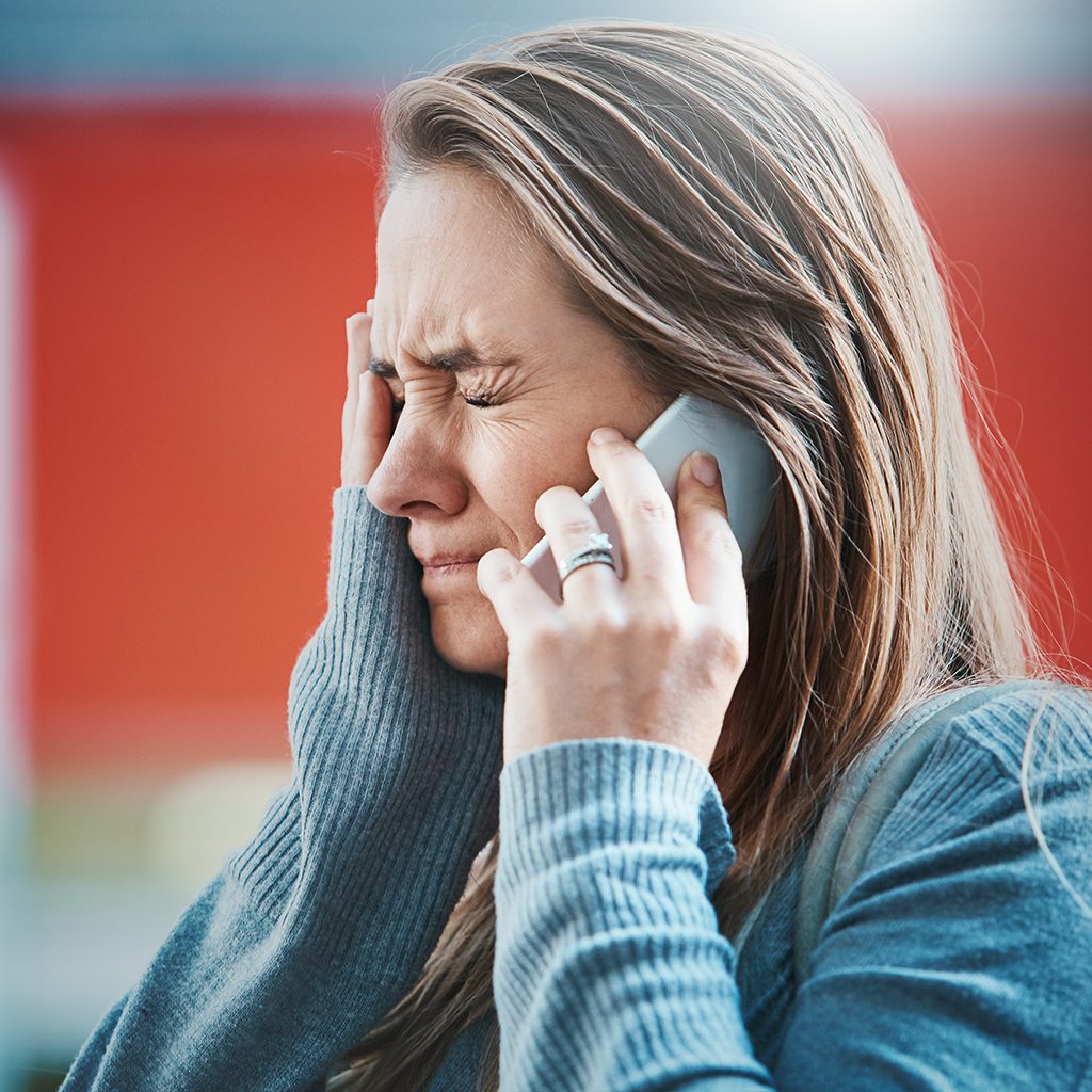 Verzweifelte Frau am Handy